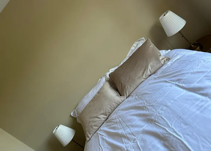 Belfast - Relax & Unwind In Our Skyline Retreat - 3 Bedroom Apartment With Parking